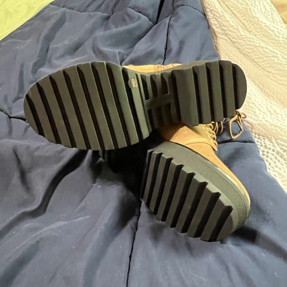 Vince Camuto Heel Booties. Women's size 5.5. - Picture 4 of 9